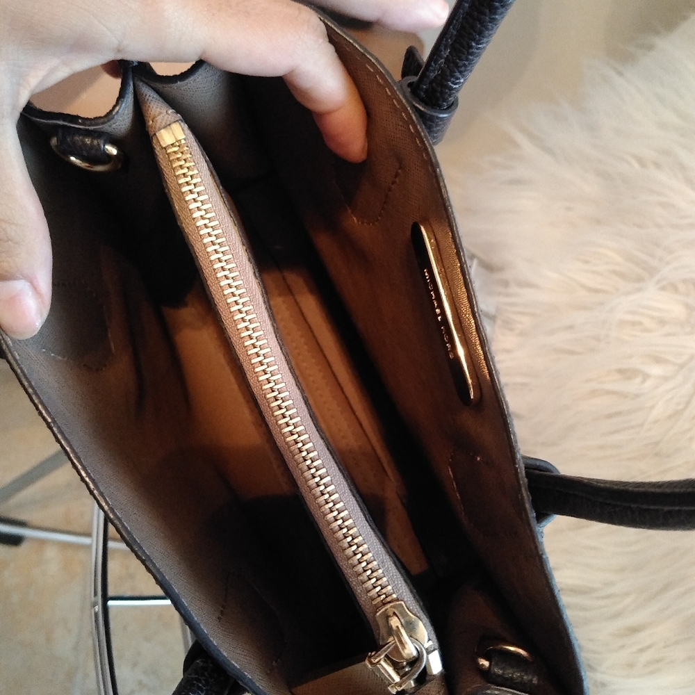 Micheal Kors Mercer Purse - Picture 5 of 6